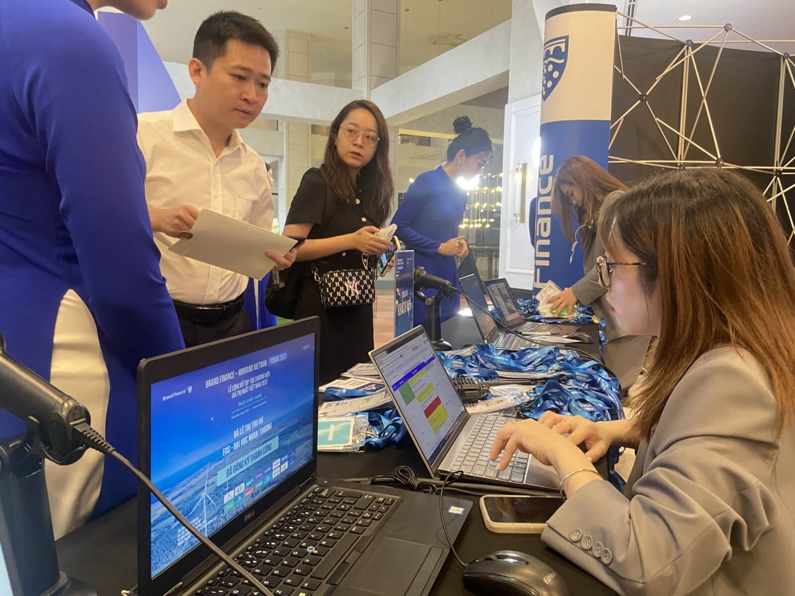 Khách mời đang check-in sự kiện tại Mibrand Forrum 2023
