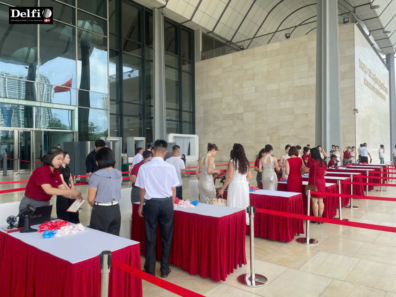 Những khách mời đang check-in sự kiện với giải pháp QR-code
