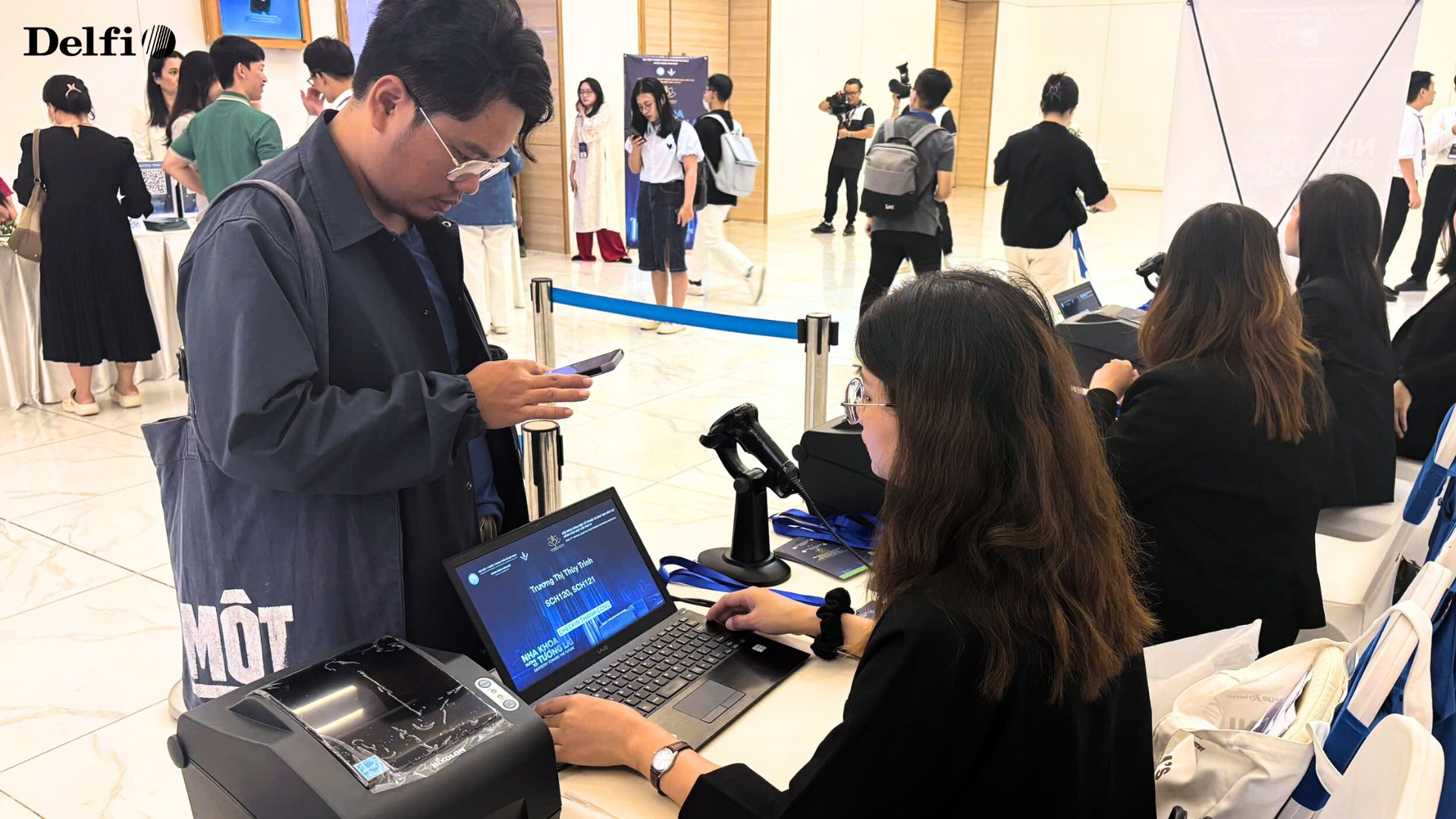 Khách mời check-in sự kiện bằng QR code từ email thư mời của hội nghị