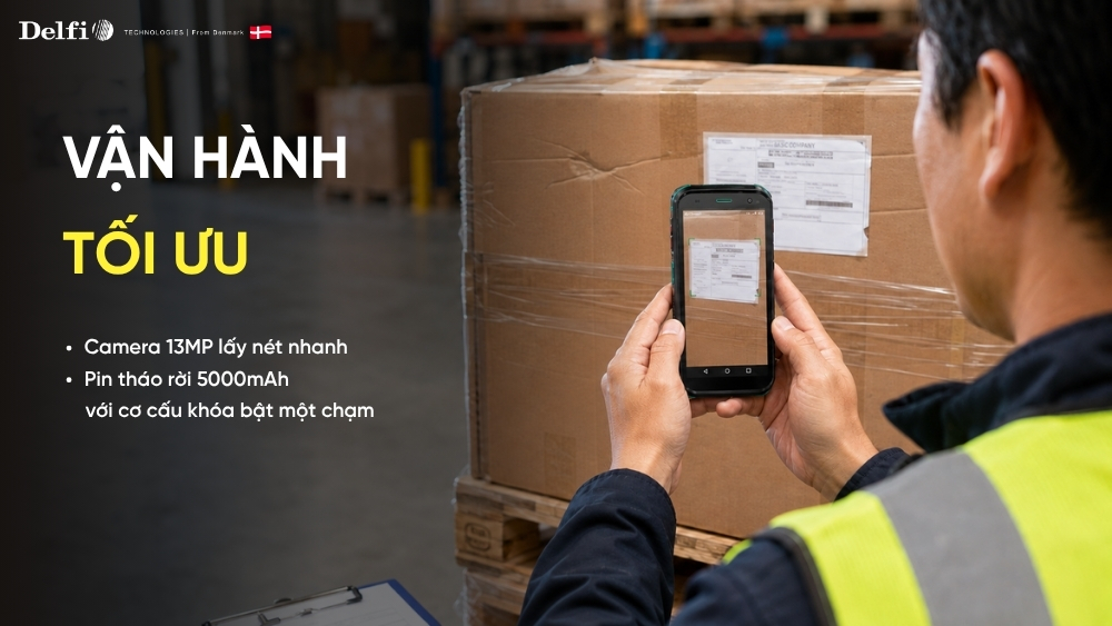 Nhân viên giao nhận dùng Delfiscan PB55-NK chụp ảnh hiện trạng kiện hàng trong kho