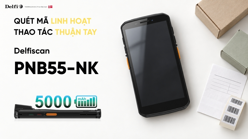 PDA Delfiscan PNB55-NK nằm trên bàn kiểm hàng cạnh hộp sản phẩm và tem mã vạch, góc nhìn từ trên xuống.