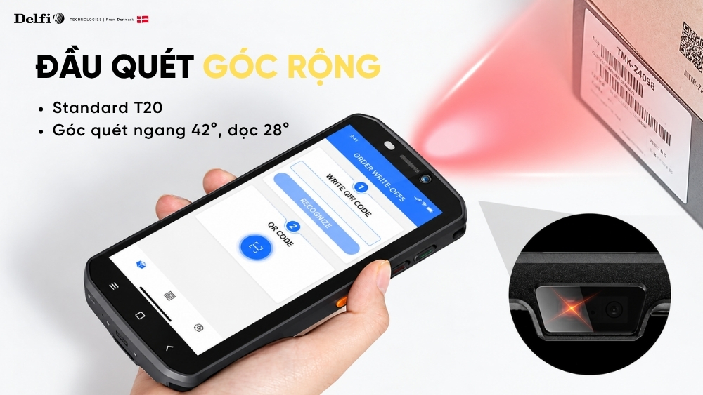 Nhân viên cầm Delfiscan PNB55-NK hướng đầu quét vào tem trên hộp sản phẩm tại kệ hàng, góc nhìn qua vai.