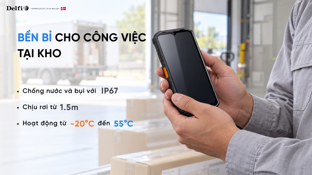 Nhân viên logistics sử dụng PDA Delfiscan PNB65-NK bên cạnh bàn giao nhận và các thùng hàng.