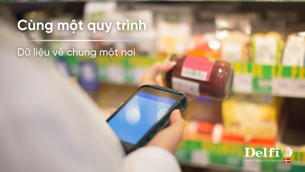 Nhân viên quét hàng tại kệ khi kiểm kê chuỗi cửa hàng sau giờ bán