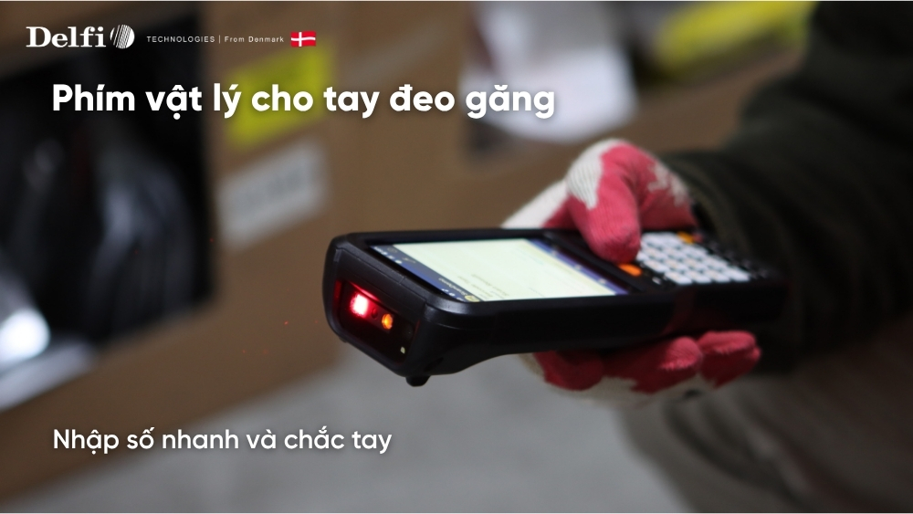 Máy kiểm kho có bàn phím nhập số lượng khi nhân viên đeo găng