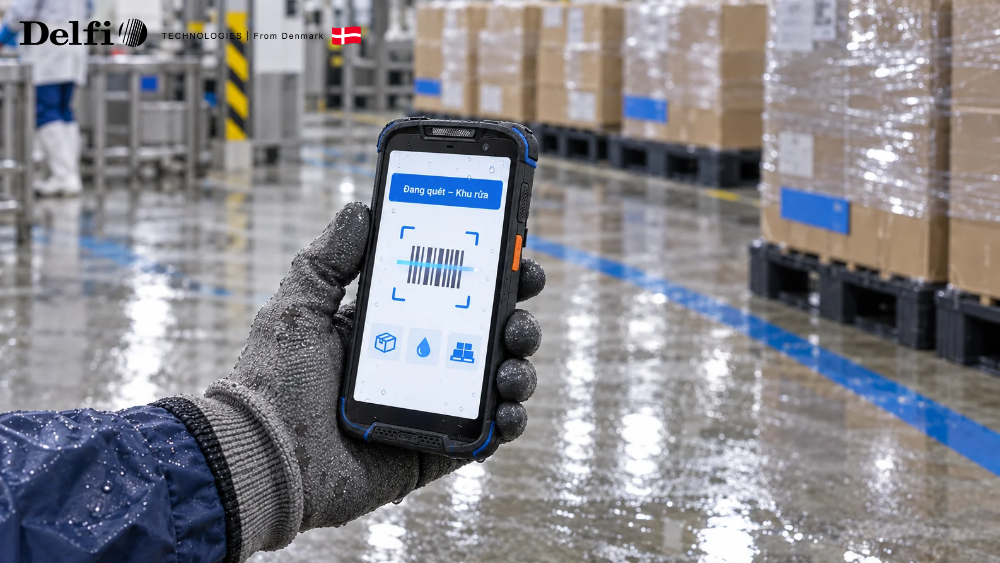 PDA công nghiệp trong ốp bảo vệ làm việc ở xưởng sản xuất ẩm ướt