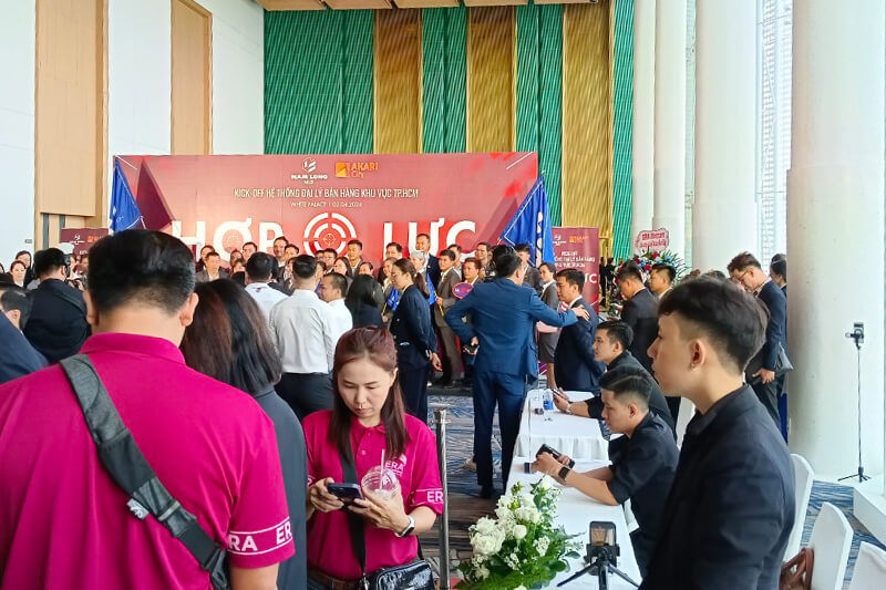 Khách tham dự đang thực hiện Check-in bằng mã QR để nhận thông tin tại sự kiện