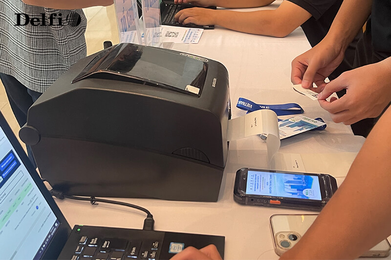 Khách tham dự đang quét mã QR Check-in tại quầy đăng ký sự kiện MIMS Việt Nam 2024