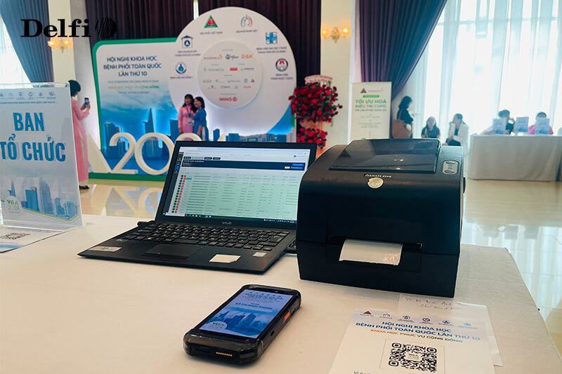 Màn hình thiết bị đang hiển thị danh sách Check-in đại biểu tại khu vực tổ chức sự kiện