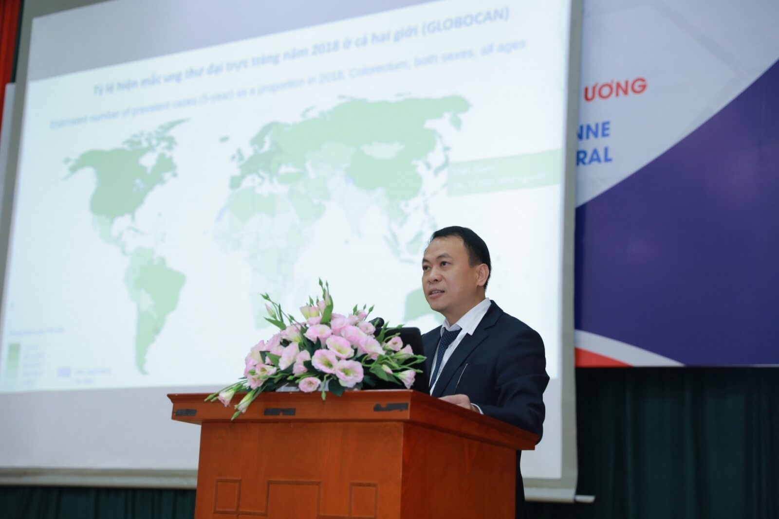 Diễn giả đang chia sẻ nội dung chuyên môn tại hội thảo y khoa