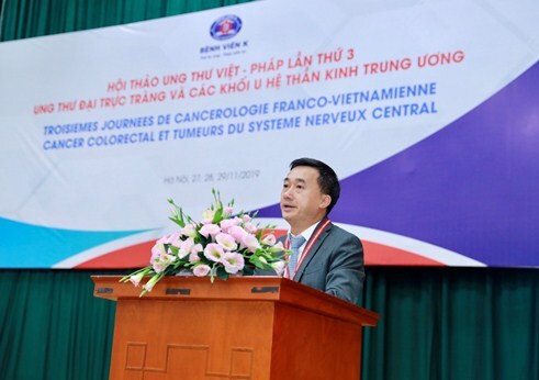 Khách mời đang chụp ảnh tập thể tại hội thảo cùng sân khấu chương trình phía sau