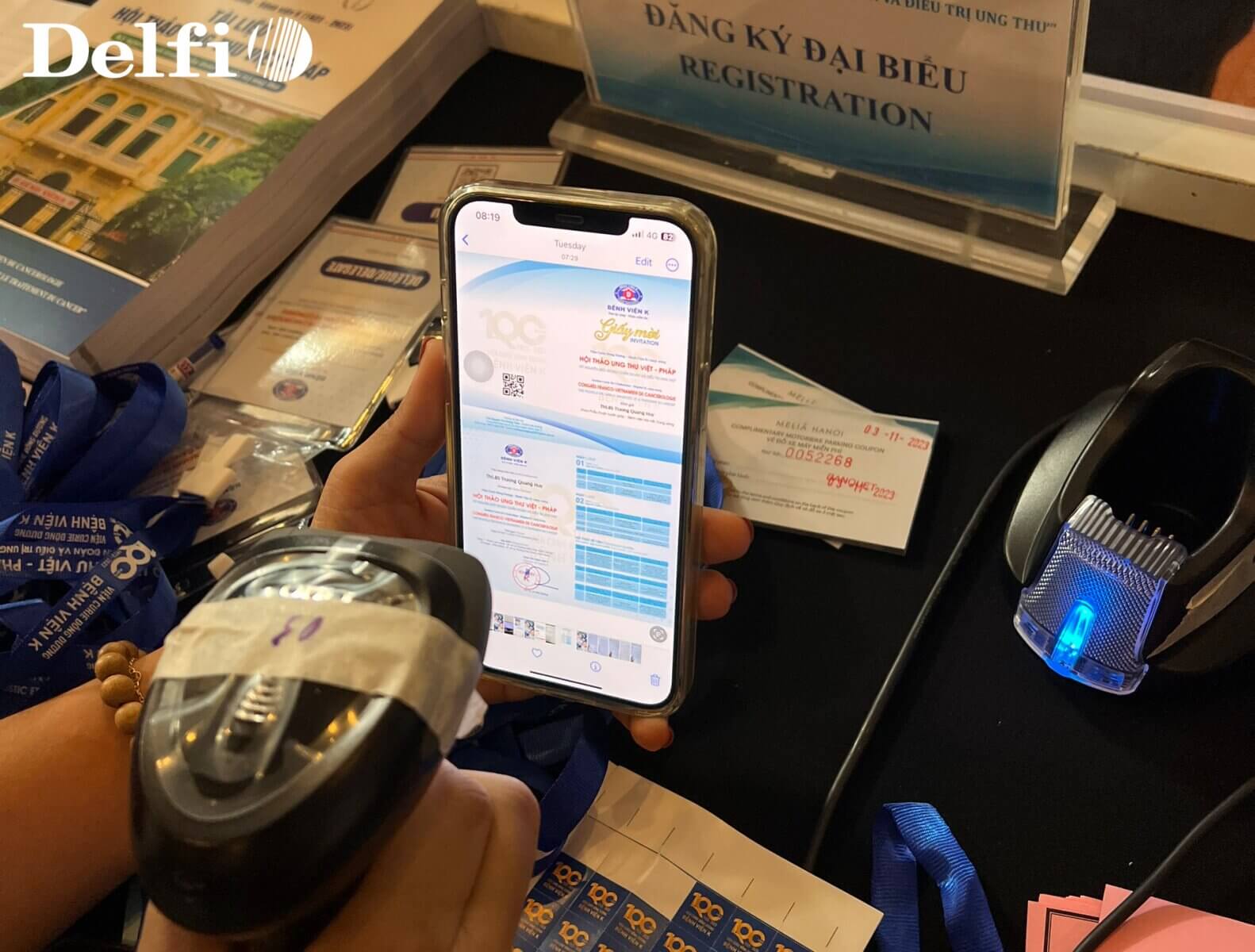 Điện thoại đang hiển thị mã check-in QR code tại khu vực tiếp đón sự kiện