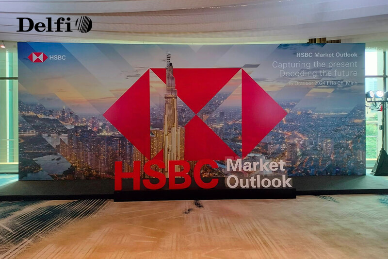 200 khách đang Check-in mã QR tại sự kiện HSBC Marketing Outlook Event 