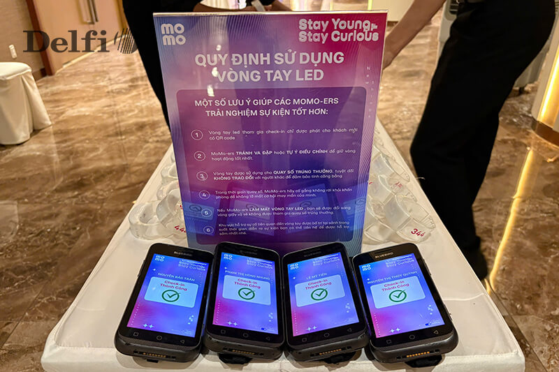 Quy trình Check In Sự Kiện đang được thực hiện bằng thiết bị quét mã QR tại quầy đăng ký.