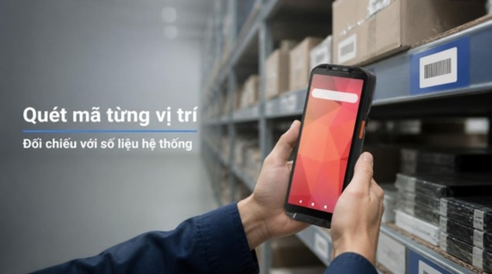 Nhân viên dùng PDA quét mã vị trí kệ trong giải pháp kiểm kê hàng tồn kho