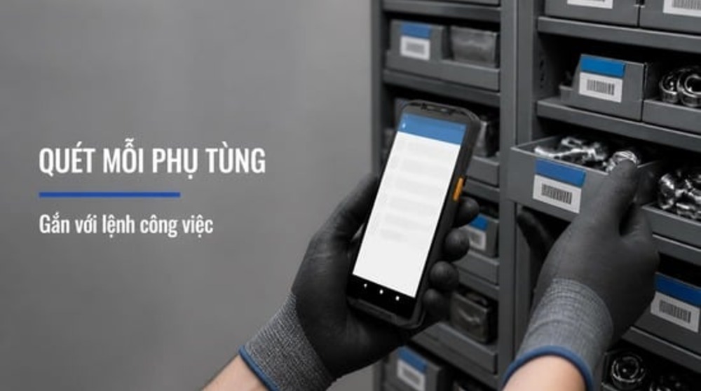 Thủ kho dùng PDA quét mã phụ tùng trong phần mềm quản lý kho vật tư