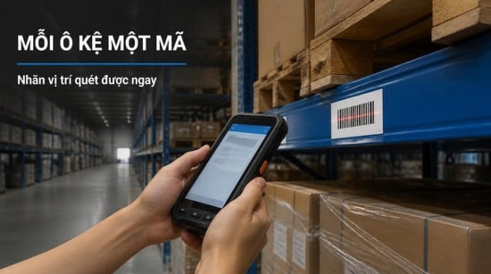 Nhân viên quét nhãn mã vị trí kệ pallet trong phần mềm quản lý vị trí kho