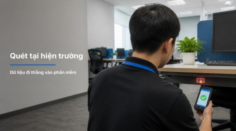 Nhân viên dùng PDA quét tem cho phần mềm kiểm kê tài sản