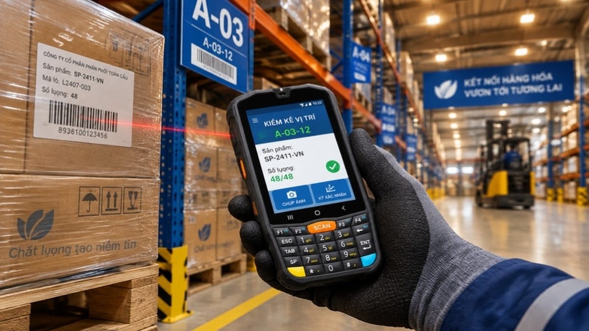 Máy PDA Point Mobile PM67 chạy XCloud đang quét kiểm kê pallet hàng tại kho phân phối