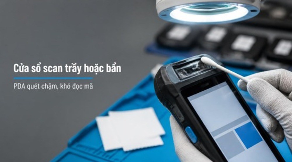 Kỹ thuật viên kiểm tra cửa sổ scan để sửa đầu scan PDA khi quét chậm