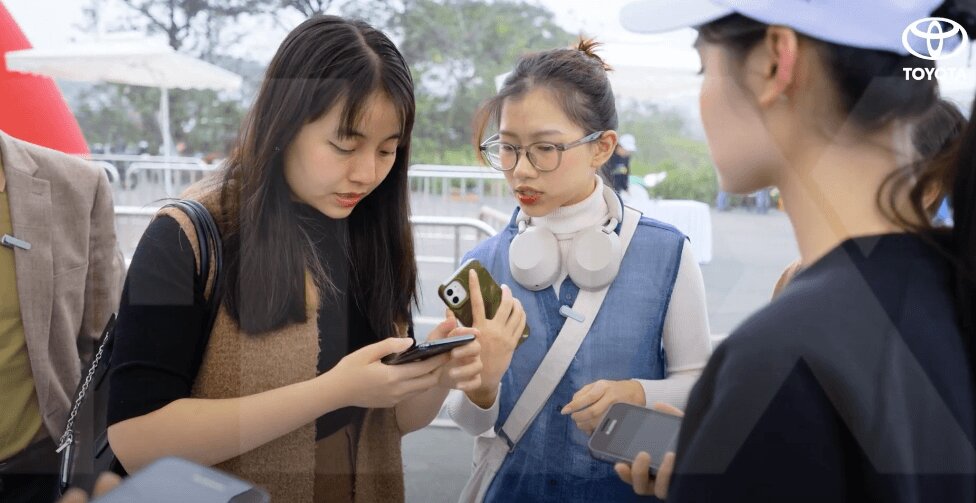 Khách tham dự đang Check-in bằng điện thoại tại khu vực sự kiện