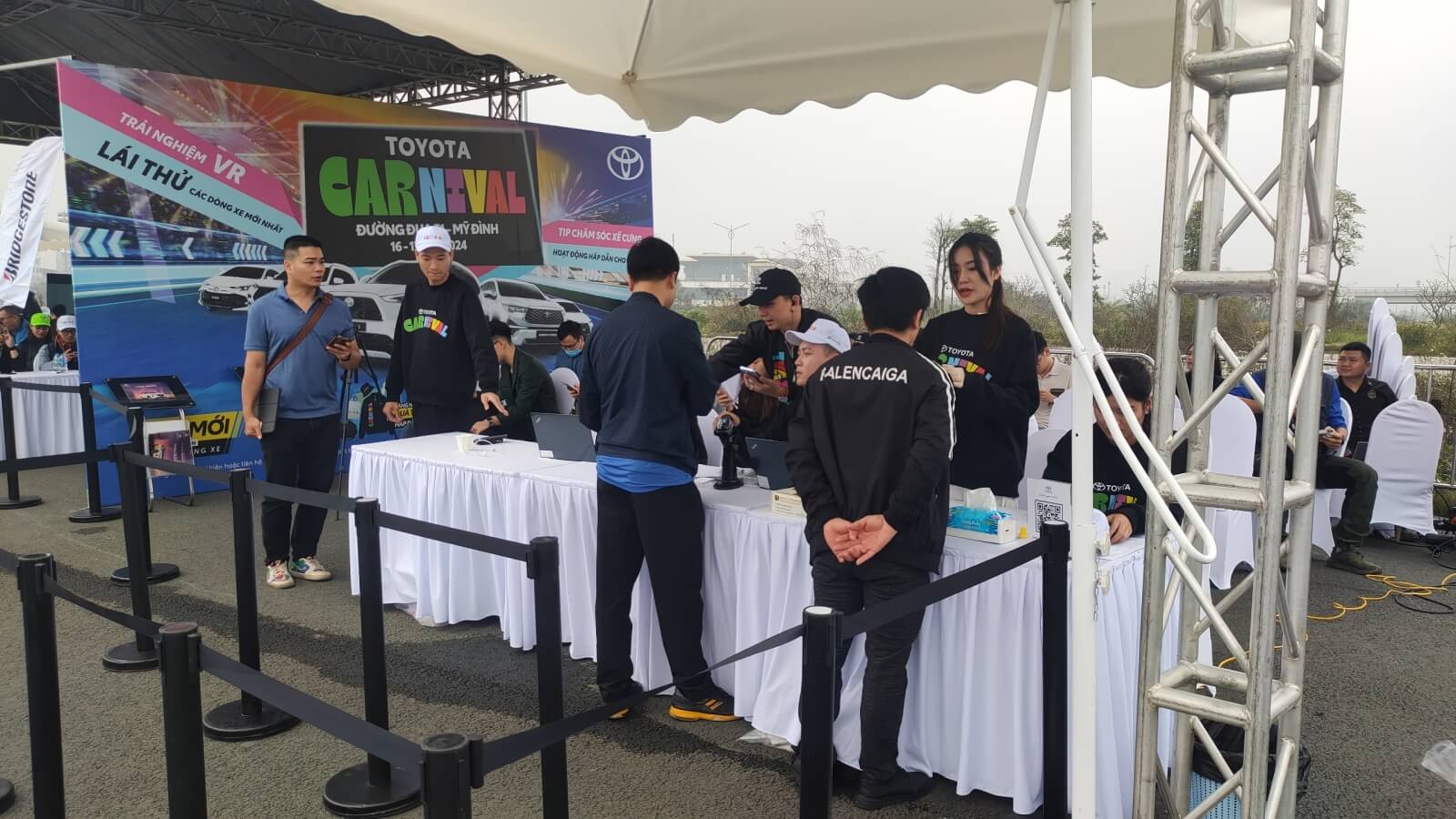 Khách tham dự đang Check-in tại khu vực đăng ký lái thử xe trong sự kiện ngoài trời
