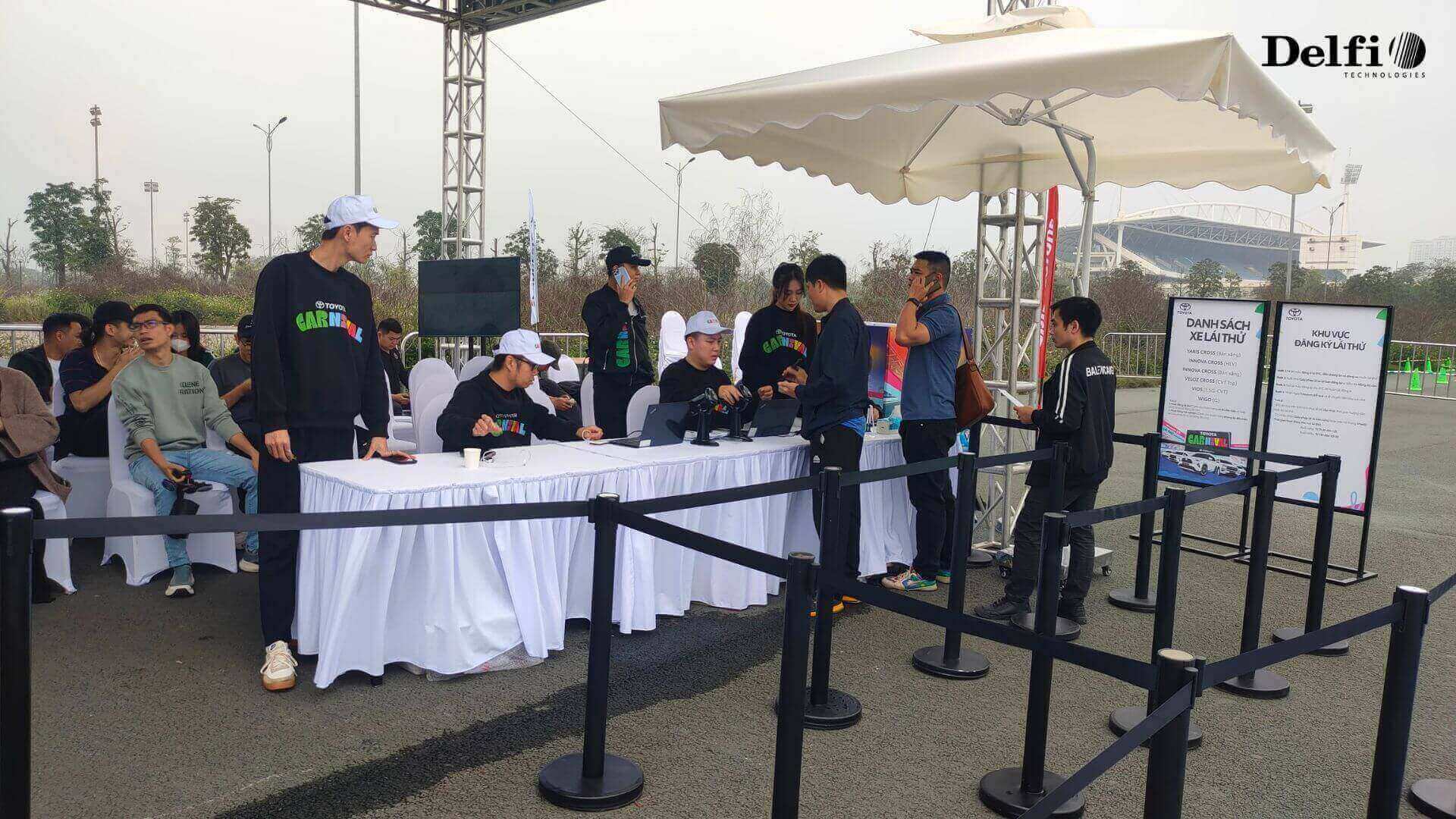 Khách tham dự đang làm thủ tục Check-in tại khu vực tiếp đón ngoài trời