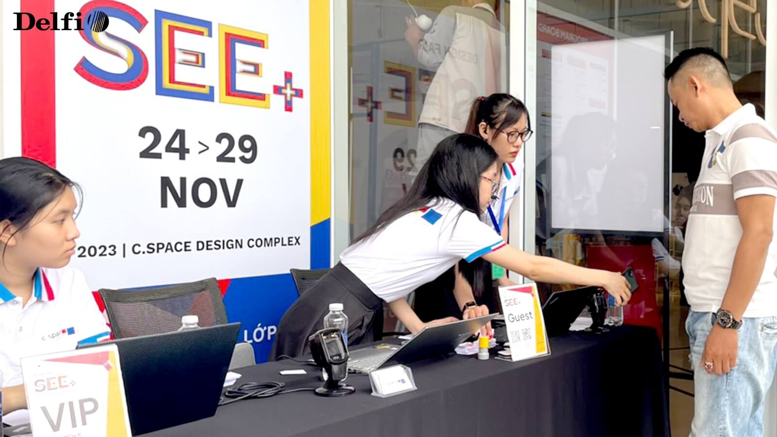 Khách tham dự đang làm thủ tục check-in tại quầy sự kiện