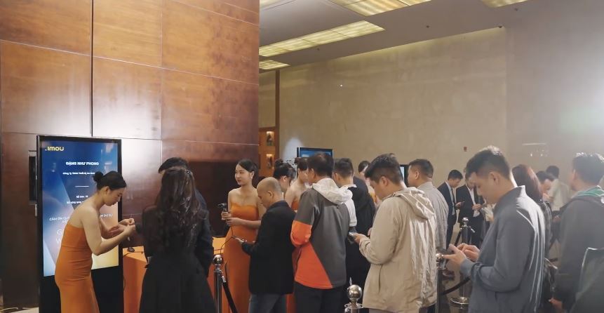 Khách tham dự đang thực hiện check-in tại khu vực tiếp đón sự kiện tri ân đối tác 2023 Go Together Win Together