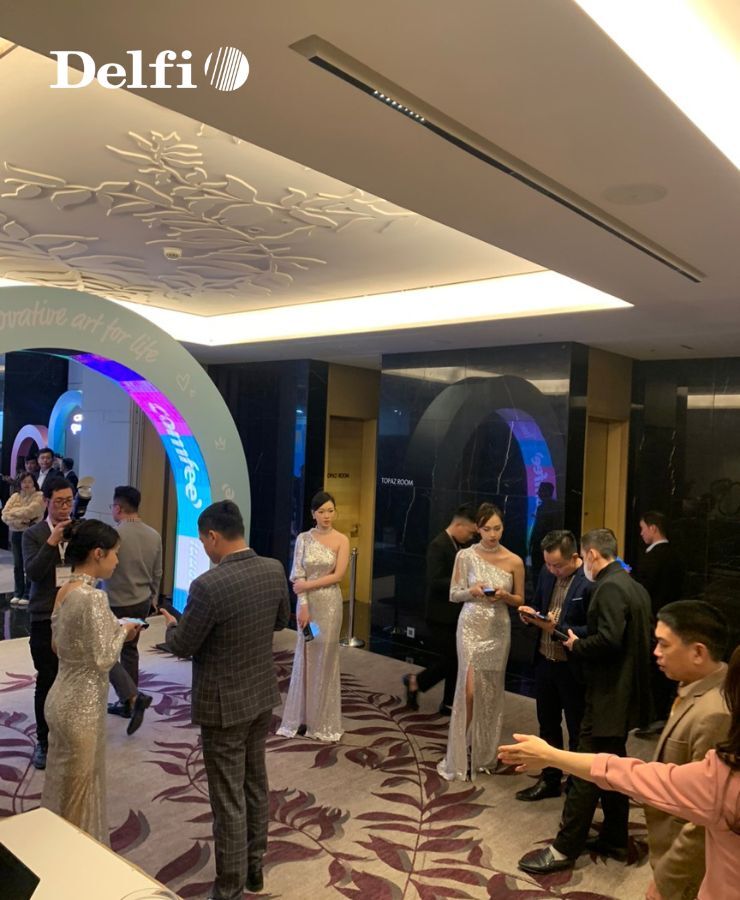 Khách tham dự đang check-in tại khu vực tiếp đón sự kiện Comfee trong khu vực hội nghị