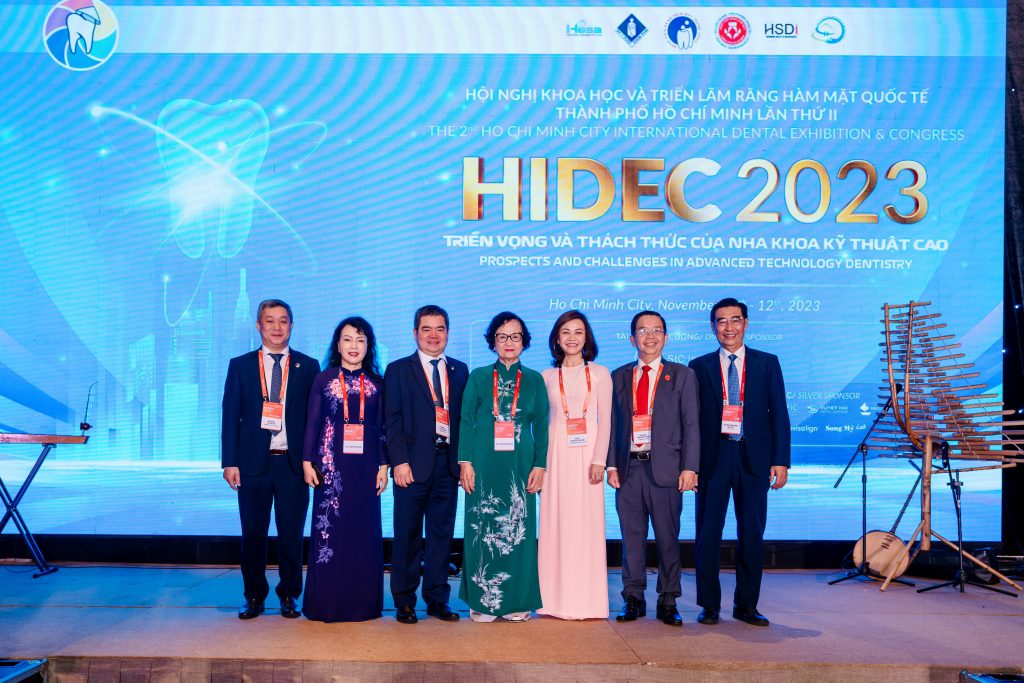 Khách mời đang chụp ảnh lưu niệm tại sân khấu hội nghị HIDEC 2023