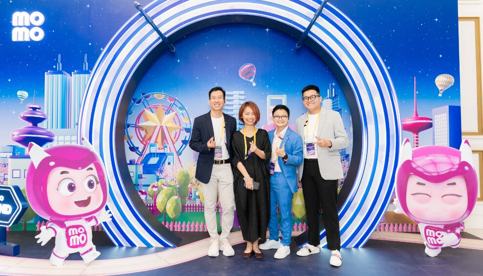 Khách tham dự đang chụp ảnh tại khu vực check-in sự kiện MoMo United in the Light