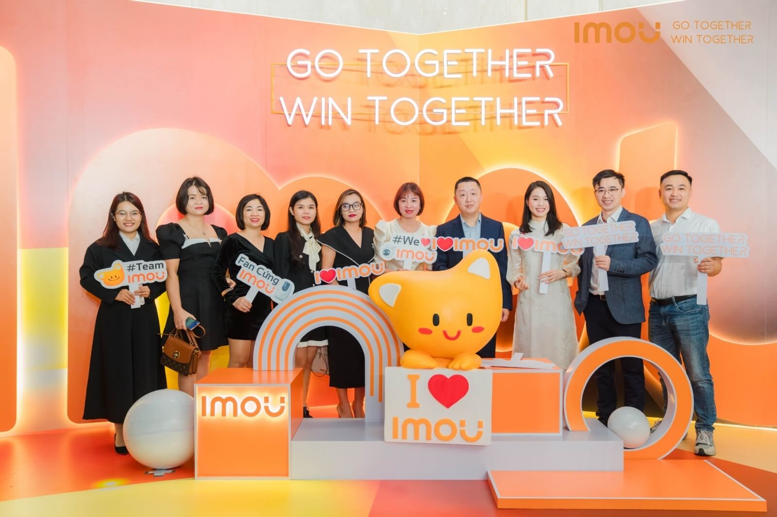 Khách tham dự đang chụp ảnh lưu niệm tại sự kiện tri ân đối tác 2023 Go Together Win Together