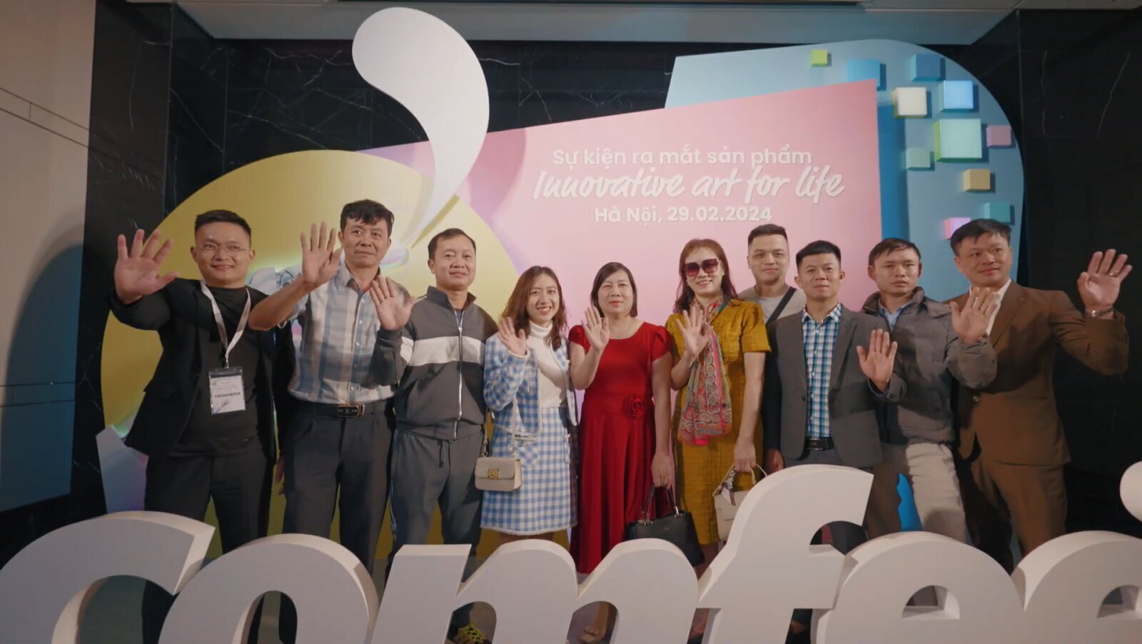 Khách tham dự đang chụp hình tại khu vực sự kiện ra mắt sản phẩm Innovative Art For Life 