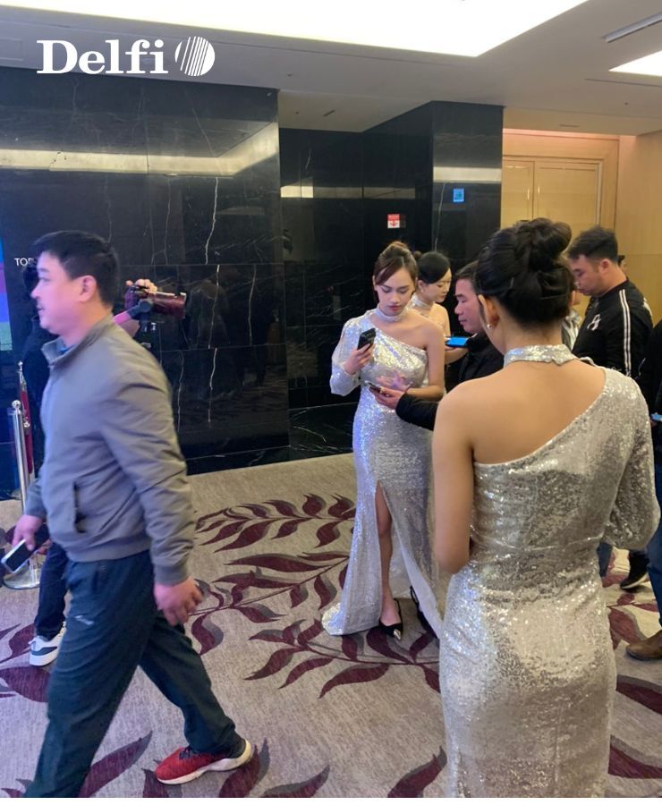 Khách tham dự đang check-in tại khu vực tiếp đón trước khi vào sự kiện.