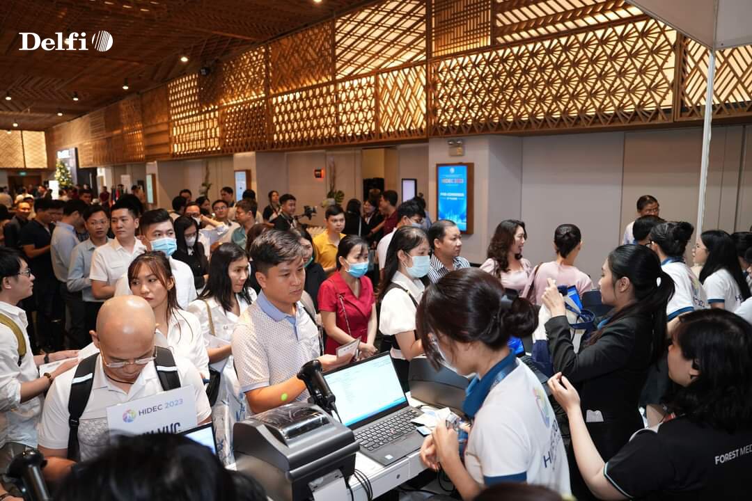 Khách tham dự đang làm thủ tục check-in tại quầy tiếp đón sự kiện HIDEC 2023