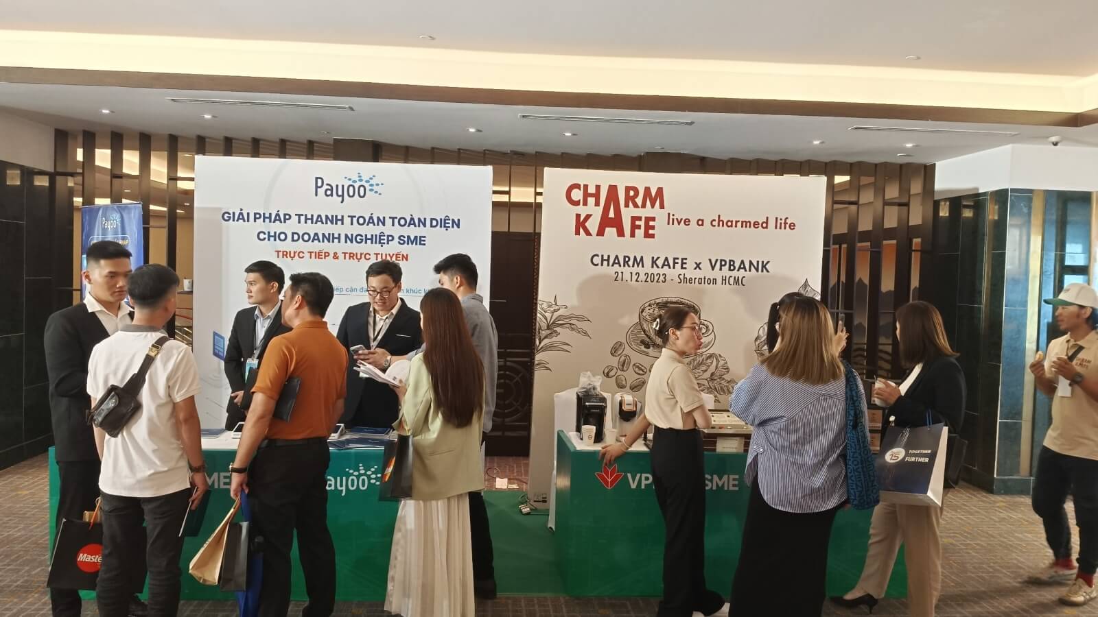 Khách tham dự đang thực hiện check-in tại khu vực tiếp đón sự kiện VPBank SME