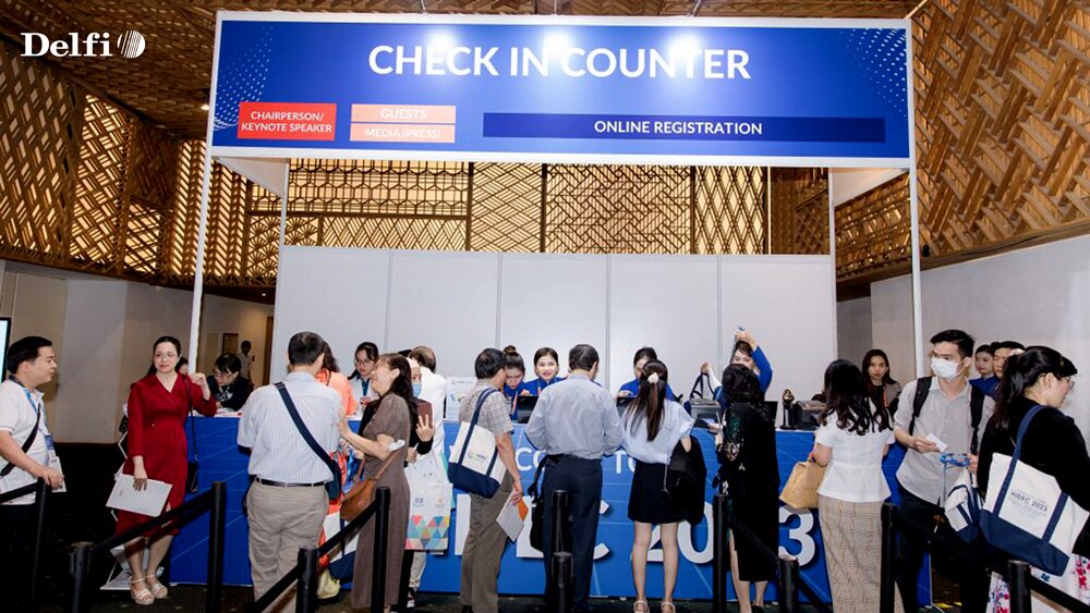 Khách tham dự đang xếp hàng check-in tại khu vực sự kiện