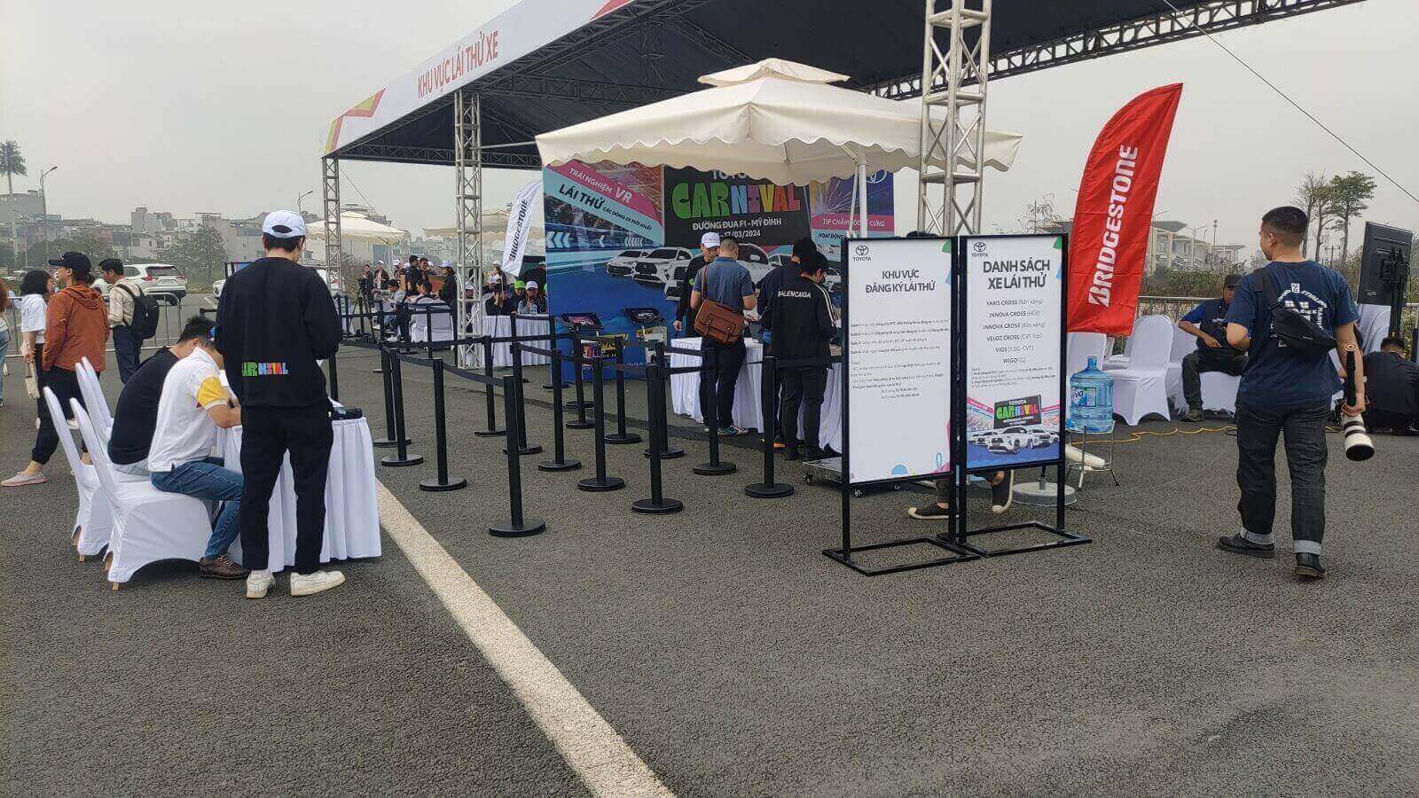 Khách tham dự đang chờ Check-in tại khu vực tiếp đón ngoài trời trong sự kiện