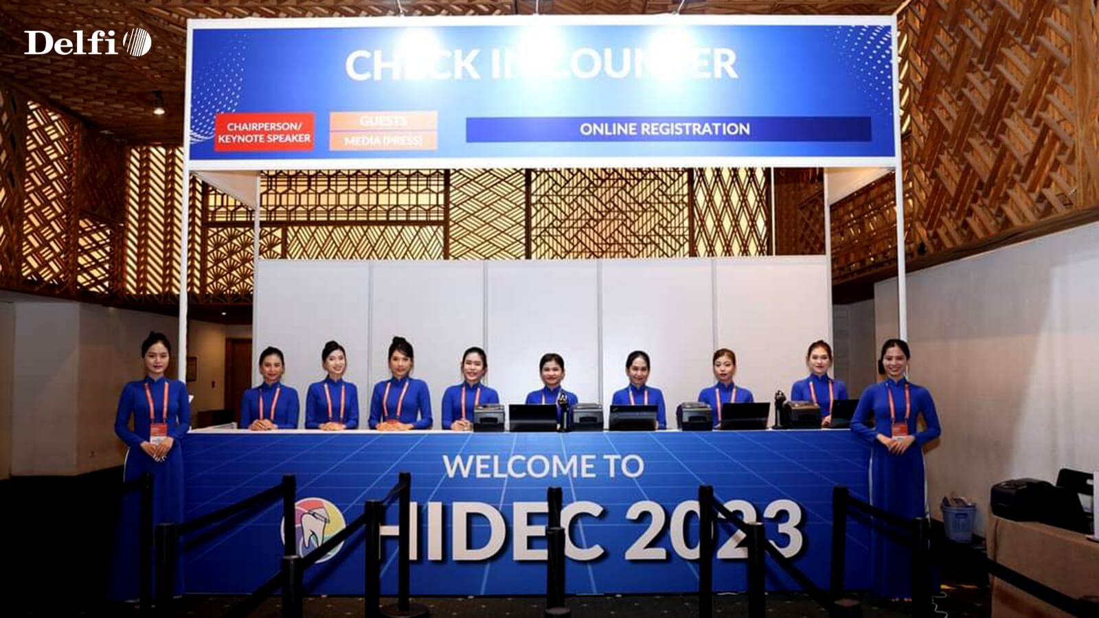 Nhân viên đang trực tại quầy check-in sự kiện HIDEC 2023 với hệ thống đăng ký sự kiện