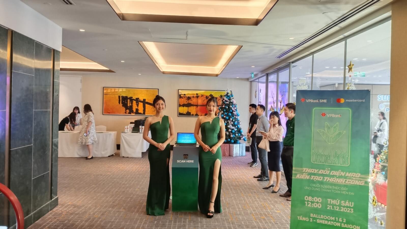 Nhân viên sự kiện đang hỗ trợ khách check-in tại khu vực tiếp đón VPBank SME