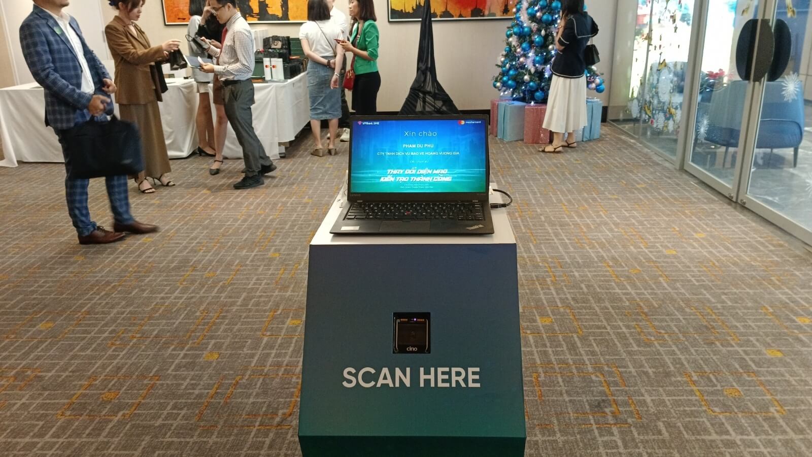 Thiết bị check-in QR code đang được đặt tại khu vực quét mã của sự kiện