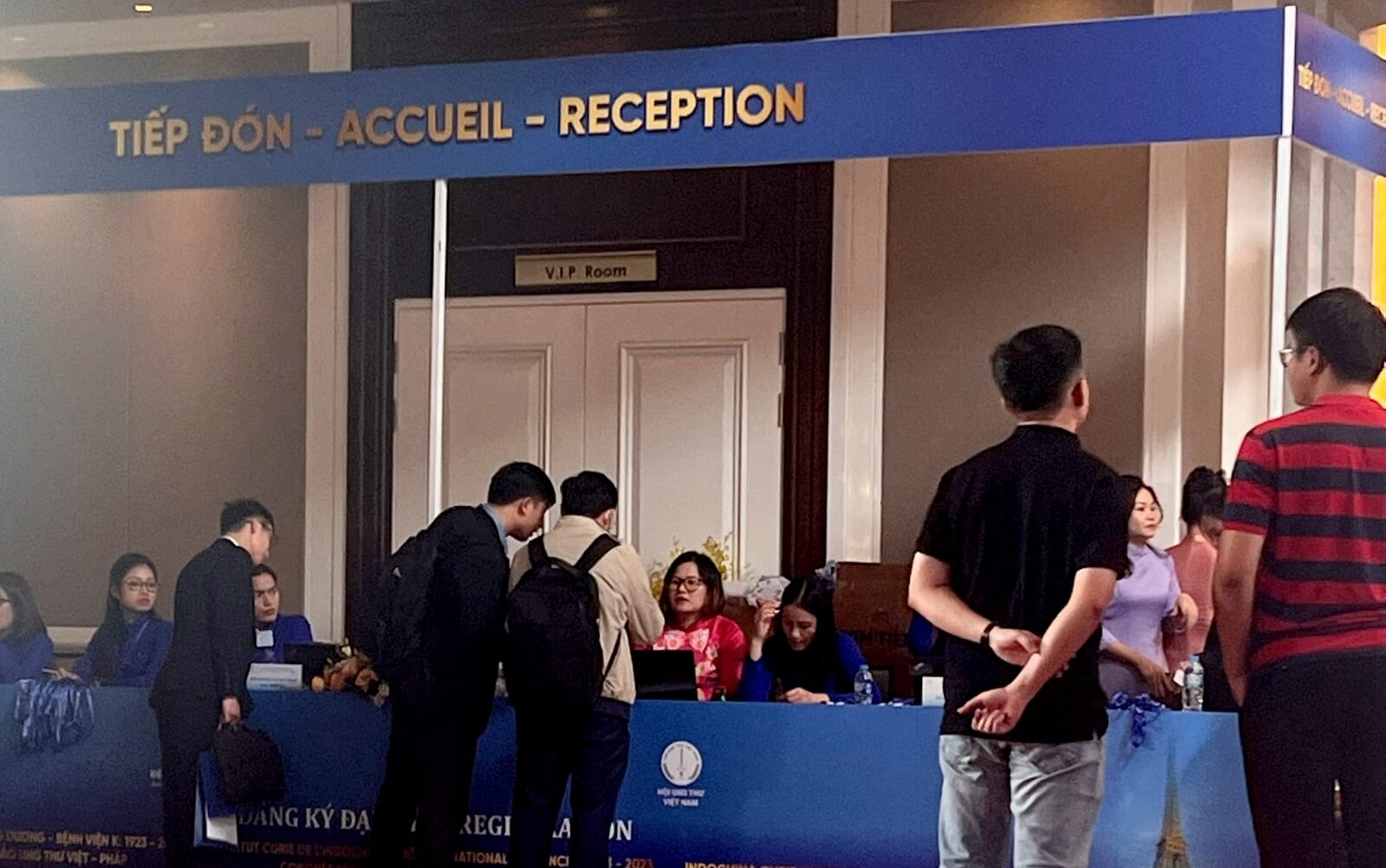Khách tham dự đang làm thủ tục check-in tại khu vực tiếp đón hội thảo