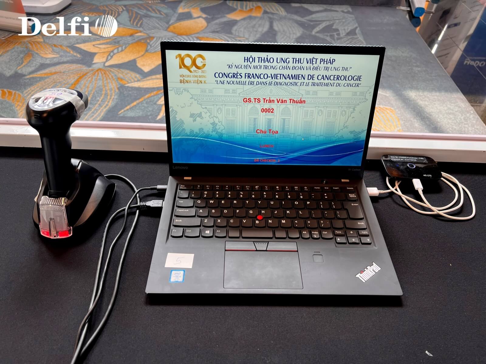 Laptop đang hiển thị giao diện hệ thống check-in tại khu vực hội thảo y khoa