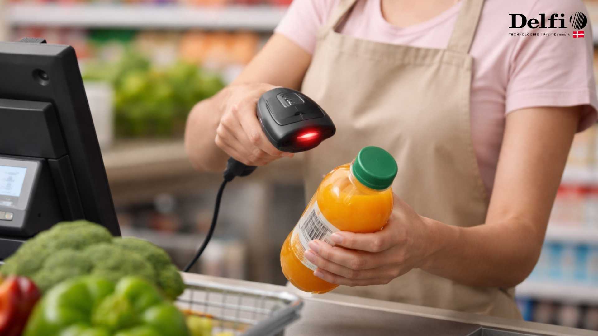 Nhân viên siêu thị đang quét mã vạch sản phẩm