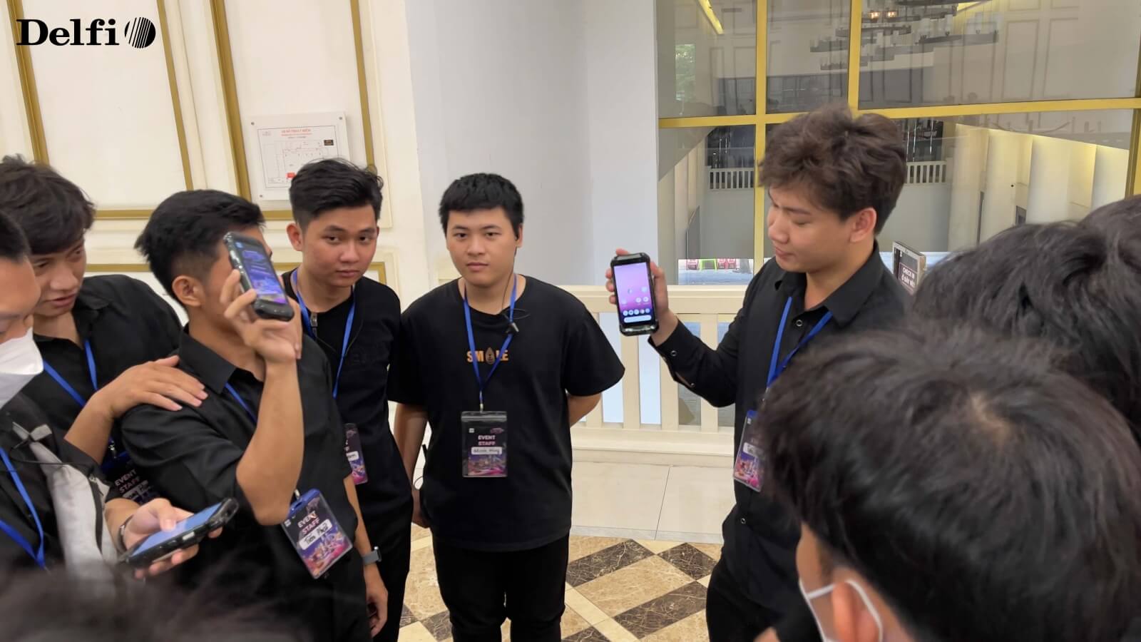 Nhân viên đang hướng dẫn check-in bằng điện thoại tại khu vực sự kiện
