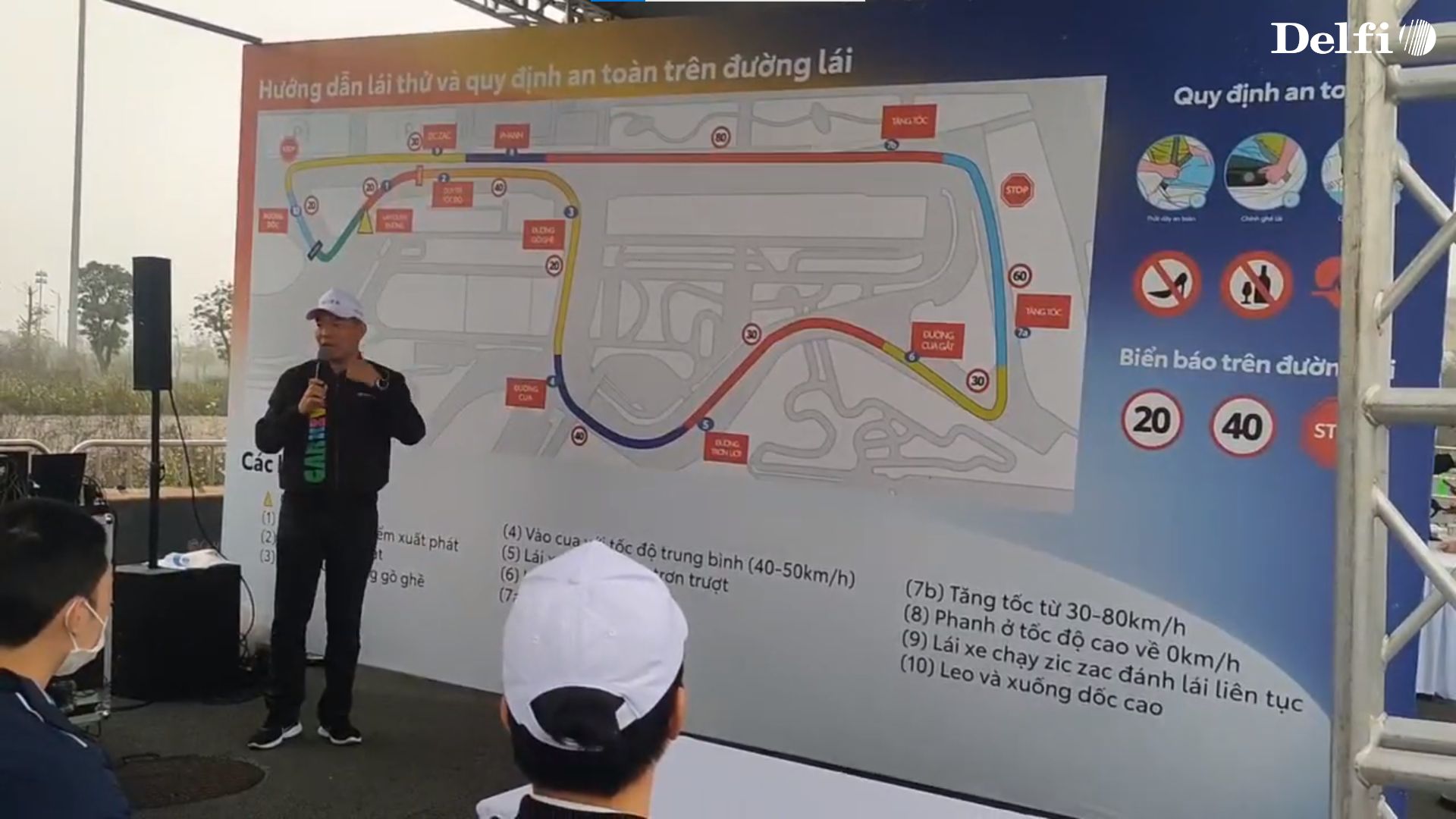 Người hướng dẫn đang hướng dẫn lái thử và phổ biến quy định an toàn cho khách tại sự kiện