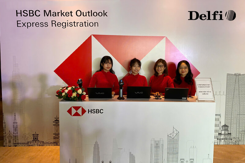 Nhân viên đang hỗ trợ đăng ký và Check-in khách tham dự tại sự kiện HSBC Marketing Outlook