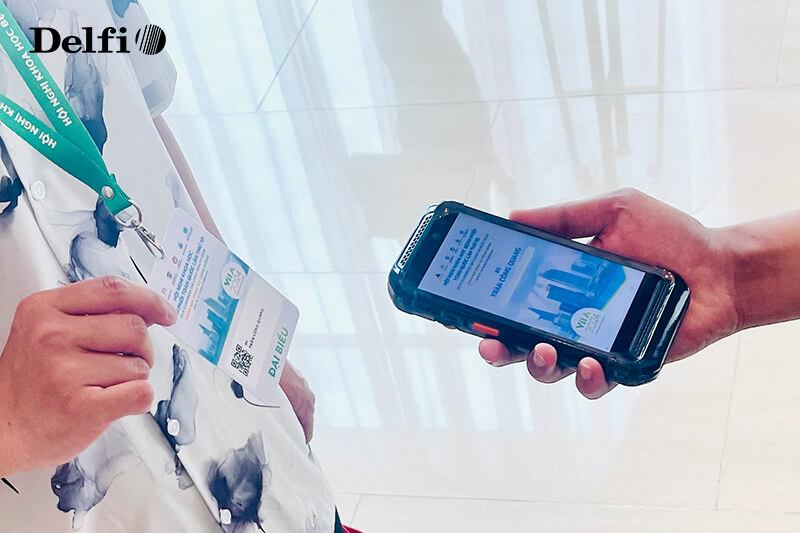Nhân viên đang hỗ trợ đại biểu Check-in bằng mã QR tại sự kiện MIMS Việt Nam 2024