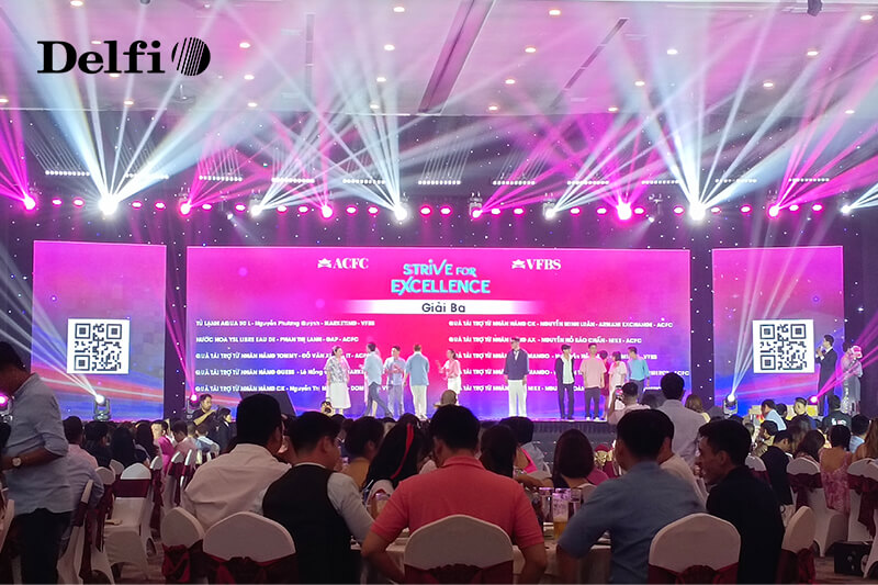 Khách tham dự đang theo dõi chương trình tại sân khấu sự kiện New Year Party 2024 của ACFC & VSBF